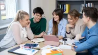 Bankowość, ubezpieczenia i rynki finansowe | Studia I stopnia w Łodzi | Uniwersytet WSB Merito Łódź: Studenci Uniwersytetu WSB Merito pracują wspólnie nad projektem.