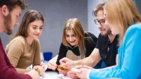 Zarządzanie projektami | Studia II stopnia ze studiami podyplomowymi  | Uniwersytet WSB Merito Łódź: Studenci Uniwersytetu WSB Merito w Łodzi pracują wspólnie nad projektem.