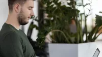 Zarządzanie logistyką w służbach mundurowych | Uniwersytet WSB Merito Łódź: Student Uniwersytetu WSB Merito w Łodzi uczy się.