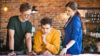Zarządzanie | Uniwersytet WSB Merito Łódź: Studenci Uniwersytetu WSB Merito w Łodzi pracują wspólnie nad projektem.