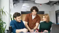 Zarządzanie | Studia II stopnia w Łodzi | Uniwersytet WSB Merito Łódź: Studenci Uniwersytetu WSB Merito w Łodzi pracują wspólnie nad projektem.