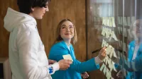 Zarządzanie zasobami ludzkimi dla menedżerów (online) | Studia podyplomowe w Łodzi | Uniwersytet WSB Merito Łódź: Studenci Uniwersytetu WSB Merito w Łodzi pracują wspólnie nad projektem.