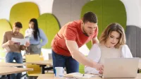 Marketing i sprzedaż | Studia II stopnia w Łodzi | Uniwersytet WSB Merito Łódź: Dwójka studentów przegląda laptopa.