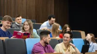 Finanse Małych i Średnich Przedsiębiorstw | Studia I stopnia w Łodzi | Uniwersytet WSB Merito Łódź: Studenci Uniwersytetu WSB Merito przygotowują się do zajęć.