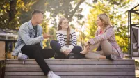 Energetyka wiatrowa (Onshore & Offshore) | Uniwersytet WSB Merito Łódź: Grupa studentów rozmawia na ławce w plenerze.