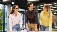 Employer Branding | Studia podyplomowe w Łodzi | Uniwersytet WSB Merito Łódź: Studenci Uniwersytetu WSB Merito w Łodzi pracują wspólnie nad projektem.