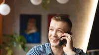 E-commerce | Uniwersytet WSB Merito Łódź: Student Uniwersytetu WSB Merito w Łodzi rozmawia przez telefon
