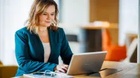 E-commerce | Uniwersytet WSB Merito Łódź: Studentka Uniwersytetu WSB Merito w Łodzi uczy się.