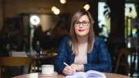 Administracja bezpieczeństwa publicznego | Studia II stopnia w Łodzi | Uniwersytet WSB Merito Łódź: Studentka Uniwersytetu WSB Merito w Łodzi pozuje do zdjęcia.