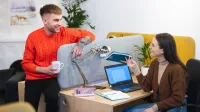 Negocjacje w biznesie | Uniwersytet WSB Merito Łódź: Studenci Uniwersytetu WSB Merito w Łodzi pracują wspólnie nad projektem.