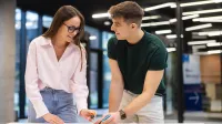 Ochrona ludności i obrona cywilna | Studia II stopnia w Łodzi | Uniwersytet WSB Merito Łódź: Studenci Uniwersytetu WSB Merito w Łodzi pracują wspólnie nad projektem.