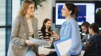Rachunkowość przedsiębiorstw i kontrola finansowa | Studia II stopnia w Łodzi | Uniwersytet WSB Merito Łódź: Studentki Uniwersytetu WSB Merito w Łodzi rozmawiają ze sobą.