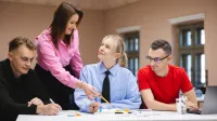 Kadry i płace | Studia II stopnia ze studiami podyplomowymi  | Uniwersytet WSB Merito Łódź: Studenci Uniwersytetu WSB Merito w Łodzi pracują wspólnie nad projektem.