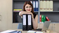 Kadry i płace | Studia II stopnia ze studiami podyplomowymi  | Uniwersytet WSB Merito Łódź: Studentka Uniwersytetu WSB Merito w Łodzi pozuje do zdjęcia.