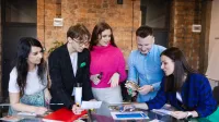 Akademia zarządzania zmianą i strategią | Uniwersytet WSB Merito Łódź: Studenci Uniwersytetu WSB Merito w Łodzi pracują wspólnie nad projektem.