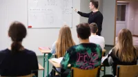 Logistyka i inżynieria produkcji | Studia I stopnia w Łodzi | Uniwersytet WSB Merito Łódź: Studenci Uniwersytetu WSB Merito w Łodzi pracują wspólnie nad projektem.
