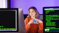 Prawo nowoczesnych technologii i cyberbezpieczeństwo | Studia II stopnia ze studiami podyplomowymi  | Uniwersytet WSB Merito Łódź: Studentka Uniwersytetu WSB Merito w Łodzi uczy się.