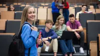 Agile – zwinne metodyki zarządzania   projektami | Studia podyplomowe w Łodzi | Uniwersytet WSB Merito Łódź: Studenci Uniwersytetu WSB Merito w Łodzi pracują wspólnie nad projektem.