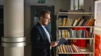 Psychologia polityki i komunikacja w kampaniach wyborczych | Uniwersytet WSB Merito Łódź: uczestnik mba w bibliotece w Toruniu czyta ksiazke