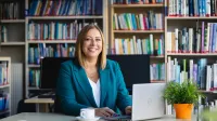 Nowoczesne przywództwo w biznesie | Uniwersytet WSB Merito Łódź: uczestniczka mba przy komputerze przy stole