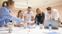 Marketing i sprzedaż | Studia II stopnia w Łodzi | Uniwersytet WSB Merito Łódź: Grafika główna: praktyczność i przyjazność, grupa studentów na zajęciach warsztatowych