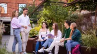 Doradca w procesie sukcesji | Studia podyplomowe w Łodzi | Uniwersytet WSB Merito Łódź: Grupa studentów spotyka się po zajęciach na uczelni