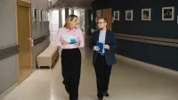 Psychologia polityki i komunikacja w kampaniach wyborczych | Uniwersytet WSB Merito Łódź: 2 osoby spacerujące po korytarzu mba 