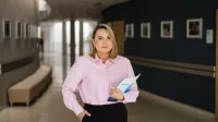 Master of Business Administration | Uniwersytet WSB Merito Łódź: kobieta uczestniczka mba stoi na korytarzu 