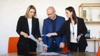 MBA Management 4.0 | Studia MBA w Łodzi | Uniwersytet WSB Merito Łódź: uczestnicy mba 3 osoby na konferencji 