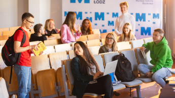 Logistyka - studia inżynierskie | Studia I stopnia w Łodzi | Uniwersytet WSB Merito Łódź: Uczniowie rozmawiają w sali wykładowej na Uniwersytecie WSB Merito w Łodzi