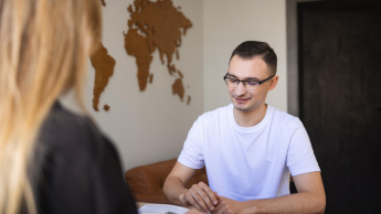 Logistyka i spedycja międzynarodowa | Uniwersytet WSB Merito Łódź: Student zapoznaje się z ofertą Uniwersytetu WSB Merito w Łodzi