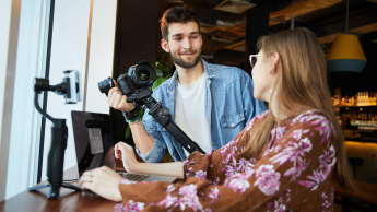 Media i komunikacja w biznesie | Studia I stopnia w Łodzi | Uniwersytet WSB Merito Łódź: Dwoje młodych ludzi pracuje wspólnie nad projektem medialnym.