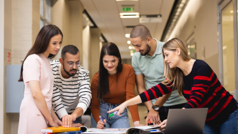 Administracja i bezpieczeństwo wewnętrzne | Uniwersytet WSB Merito Łódź: Studenci pracują nad wspólnym projektem na Uniwersytecie WSB Merito w Łodzi