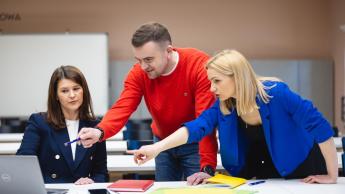 Sztuczna inteligencja w automatyzacji biznesu | Uniwersytet WSB Merito Łódź: Studenci omawiają swój projekt z wykładowcą na Uniwersytecie WSB Merito w Łodzi