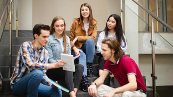 Zarządzanie projektem - Junior Project Manager | Studia II stopnia w Łodzi | Uniwersytet WSB Merito Łódź: Studenci omawiają wspólny projekt na Uniwersytecie WSB Merito w Łodzi.