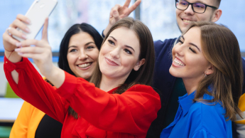 Grafika komputerowa w reklamie | Studia I stopnia w Łodzi | Uniwersytet WSB Merito Łódź: Studenci Uniwersytetu WSB Merito pozują do zdjęcia.