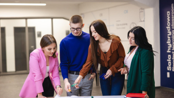 Zarządzanie projektami | Uniwersytet WSB Merito Łódź: Studenci Uniwersytetu WSB Merito w Łodzi pracują nad wspólnym projektem.