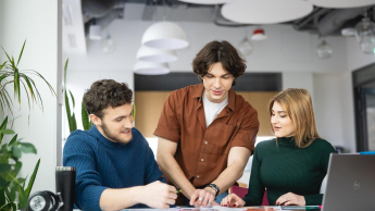 Zarządzanie | Studia II stopnia w Łodzi | Uniwersytet WSB Merito Łódź: Studenci Uniwersytetu WSB Merito w Łodzi pracują wspólnie nad projektem.