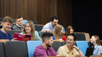 Finanse Małych i Średnich Przedsiębiorstw | Studia I stopnia w Łodzi | Uniwersytet WSB Merito Łódź: Studenci Uniwersytetu WSB Merito przygotowują się do zajęć.
