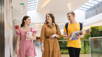 Energetyka wiatrowa (Onshore & Offshore) | Uniwersytet WSB Merito Łódź: Trójka studentów przechadza się po galerii handlowej.