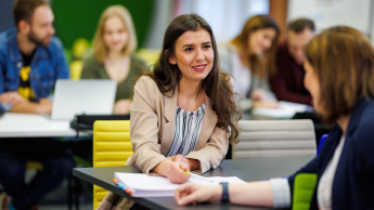 Employer Branding | Studia podyplomowe w Łodzi | Uniwersytet WSB Merito Łódź: Studenci Uniwersytetu WSB Merito w Łodzi pracują wspólnie nad projektem.