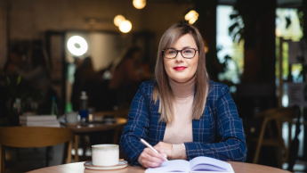 Administracja bezpieczeństwa publicznego | Studia II stopnia w Łodzi | Uniwersytet WSB Merito Łódź: Studentka Uniwersytetu WSB Merito w Łodzi pozuje do zdjęcia.