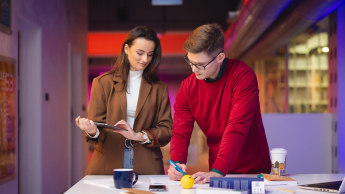 Prawo nowoczesnych technologii i cyberbezpieczeństwo | Studia II stopnia w Łodzi | Uniwersytet WSB Merito Łódź: Studenci Uniwersytetu WSB Merito w Łodzi pracują wspólnie nad projektem.