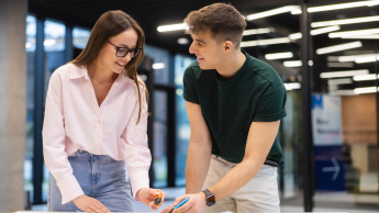Ochrona ludności i obrona cywilna | Studia II stopnia w Łodzi | Uniwersytet WSB Merito Łódź: Studenci Uniwersytetu WSB Merito w Łodzi pracują wspólnie nad projektem.
