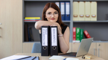 Kadry i płace | Studia II stopnia ze studiami podyplomowymi  | Uniwersytet WSB Merito Łódź: Studentka Uniwersytetu WSB Merito w Łodzi pozuje do zdjęcia.