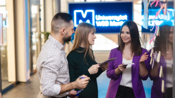 Neuroprzywództwo | Studia podyplomowe w Łodzi | Uniwersytet WSB Merito Łódź: Studenci Uniwersytetu WSB Merito w Łodzi rozmawiają ze sobą.