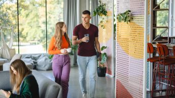 Menedżer ds. dostępności | Studia podyplomowe w Łodzi | Uniwersytet WSB Merito Łódź: Studenci Uniwersytetu WSB Merito w Łodzi rozmawiają ze sobą.