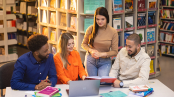 Marketing kultury | Studia podyplomowe w Łodzi | Uniwersytet WSB Merito Łódź: Studenci Uniwersytetu WSB Merito w Łodzi pracują wspólnie nad projektem.