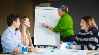 Ochrona środowiska w przedsiębiorstwie | Studia podyplomowe w Łodzi | Uniwersytet WSB Merito Łódź: Studenci Uniwersytetu WSB Merito w Łodzi pracują wspólnie nad projektem.