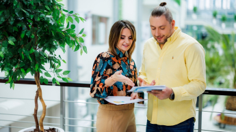 HR & Leadership 2.0 – Strategiczne Zarządzanie Kapitałem Ludzkim | Studia podyplomowe w Łodzi | Uniwersytet WSB Merito Łódź: Studenci Uniwersytetu WSB Merito w Łodzi pracują wspólnie nad projektem.